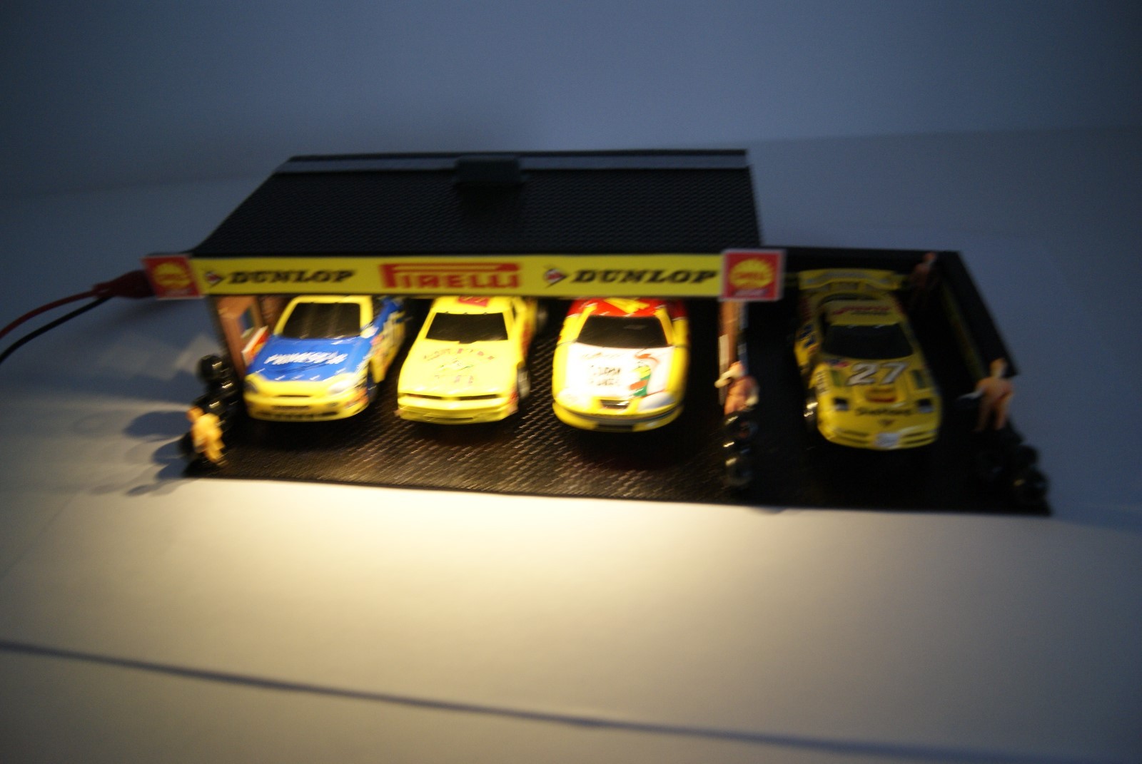 Ho SLOT CAR  MAIN PITS 3 BAY GARAGE with TIRE BAY for AFX & HOT WHEELS LAYOUTS