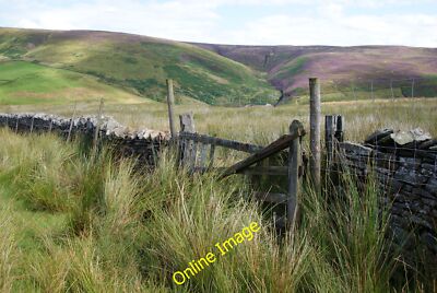 Photo 12x8 Defunct gateway above Whitendale Sykes/SD6351 A good example o c2014