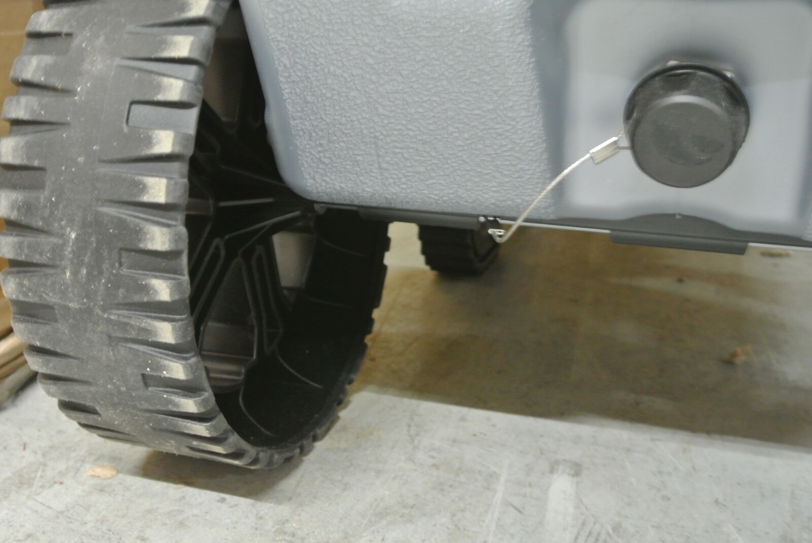 Igloo Trailmate Liddup Wheeled Lighted Cooler, Silver/Red 70 qt