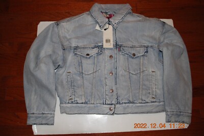 NWT WOMEN LEVI'S PREMIUM PADDED TRUCKER JACKET. SIZE M 