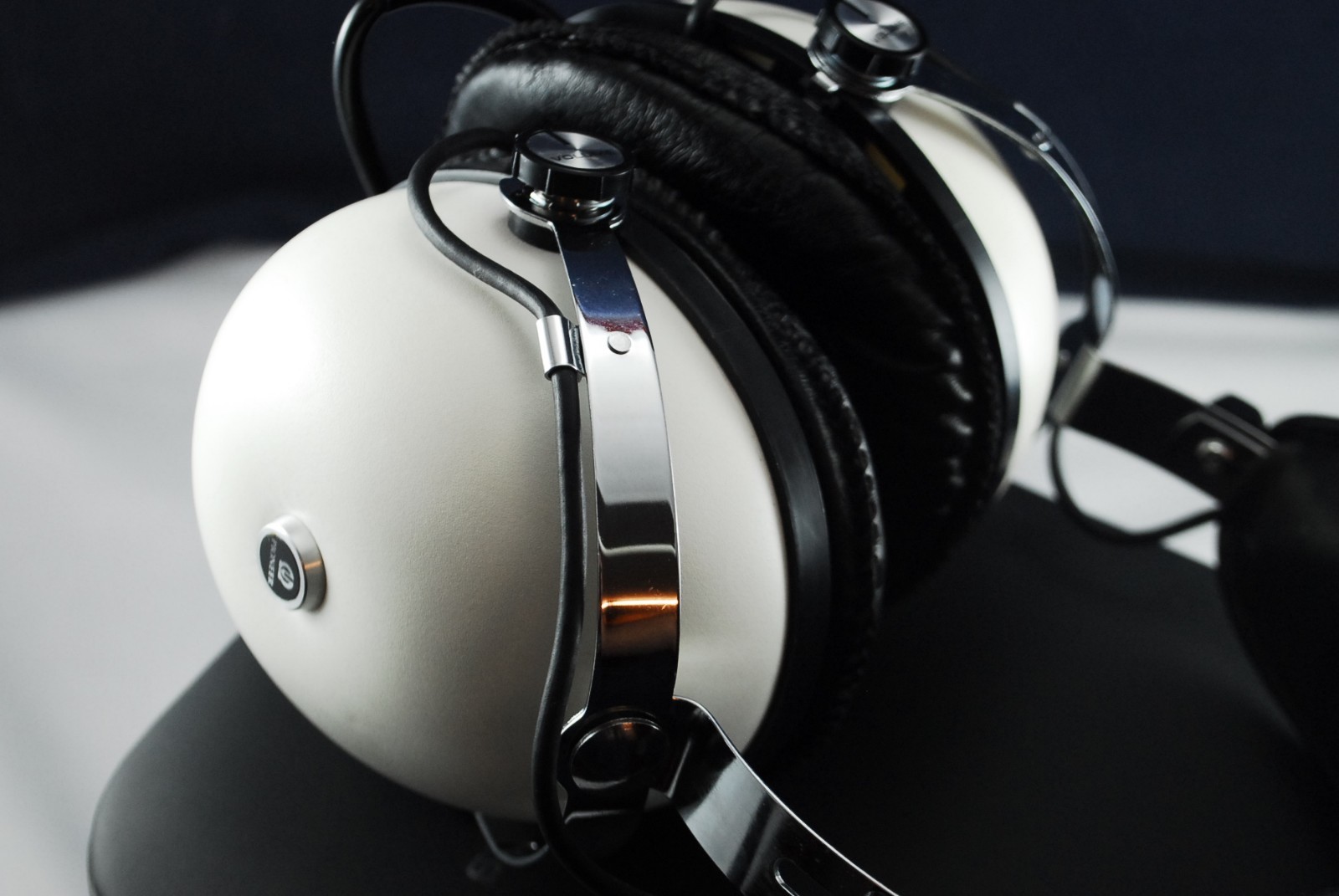 PIONEER SE-50 TWO-WAY STEREO HEADPHONES with STORAGE CASE & Manual