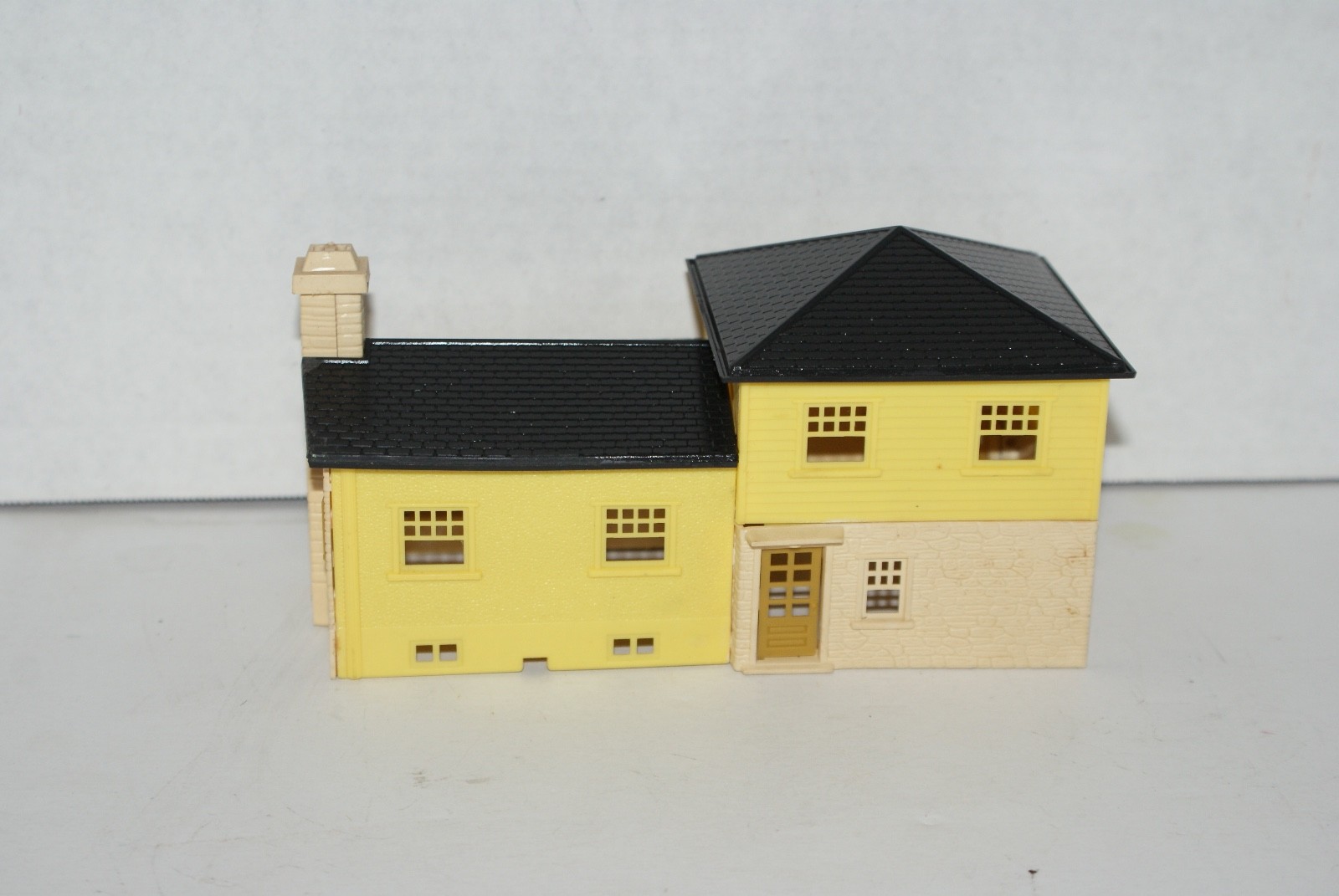 HO Scale 2 Story Family Home Model Train Accesssory
