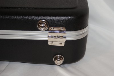 SKB Acoustic Guitar Case Shaped Hardshell - Standard Latches - Handle