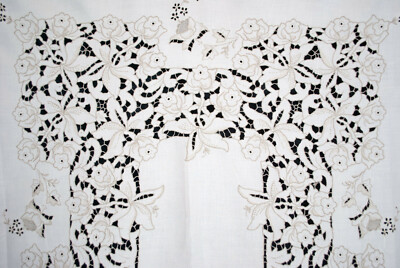 Vintage Madeira Embroidered Linen Tablecloth Richelieu Cutwork Flowers 98 x 66