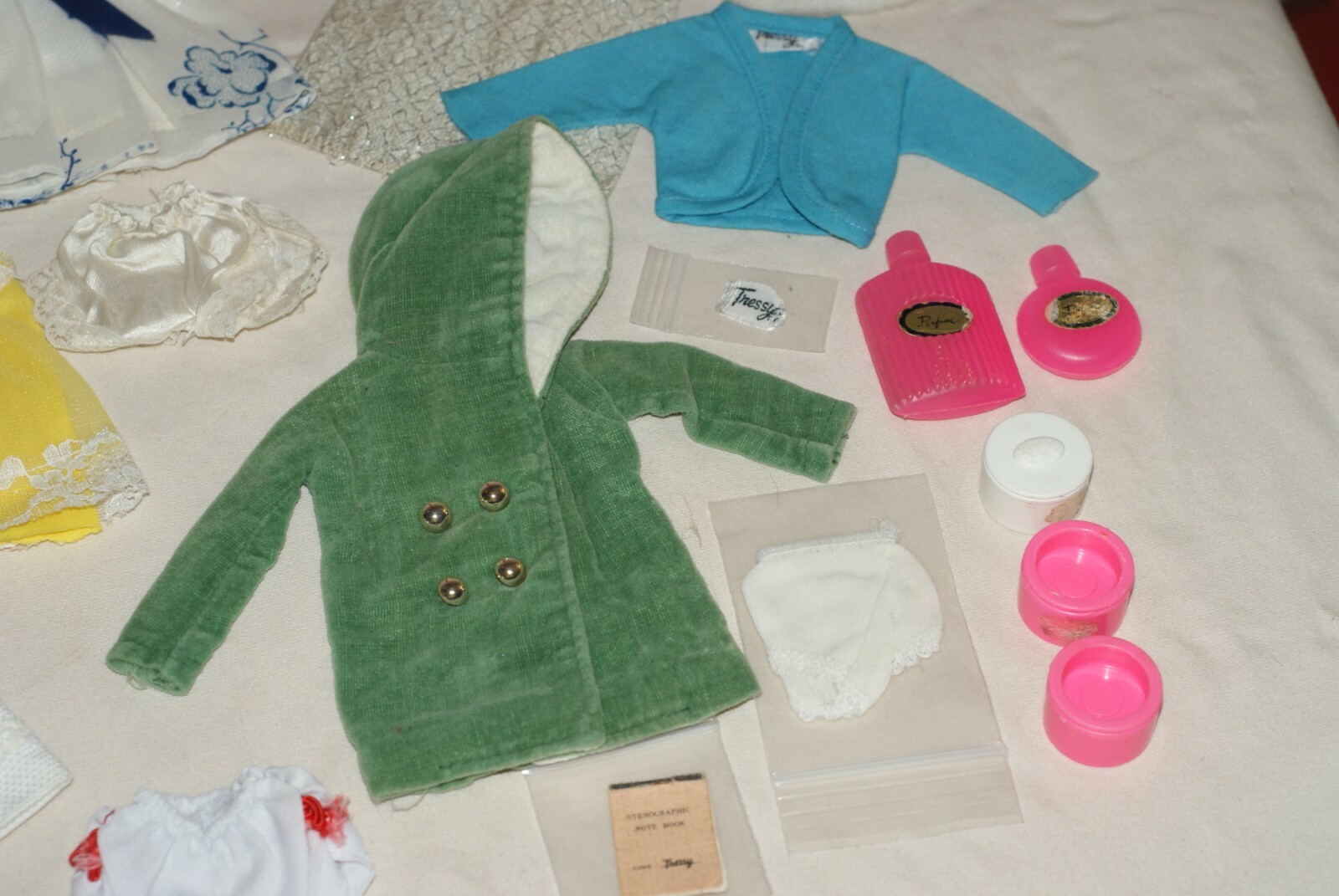 NICE!! Vintage Tressy Doll Lot Clothes & Accessories Booklet