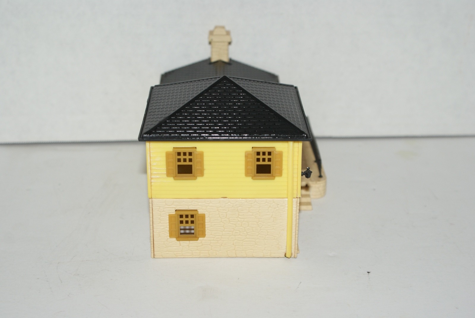 HO Scale 2 Story Family Home Model Train Accesssory