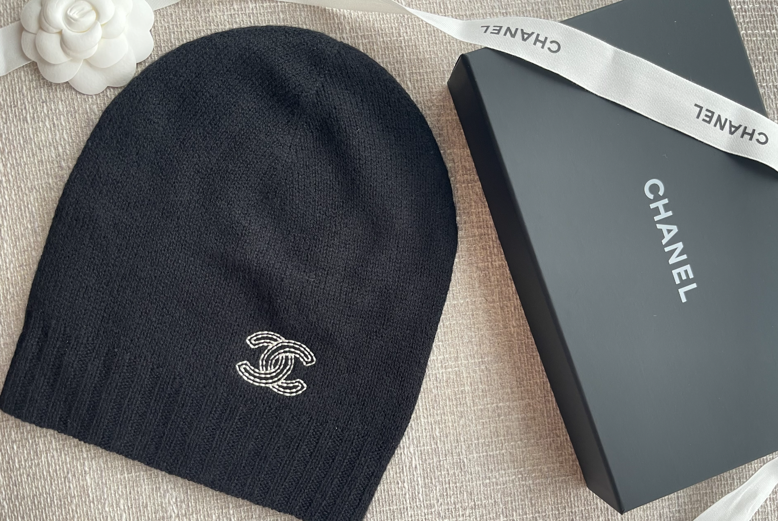 NEW Chanel Cashmere Cruise C25 Beanie Black & White logo NEW Chanel Cashmere Cruise C25 Beanie Black & White logo
