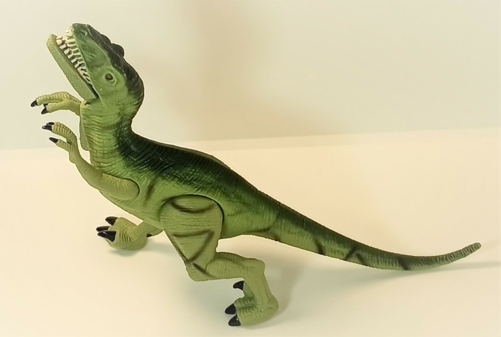 Dragon I Toys LTD Dinosaur Velociraptor Eyes Light Up & Roar