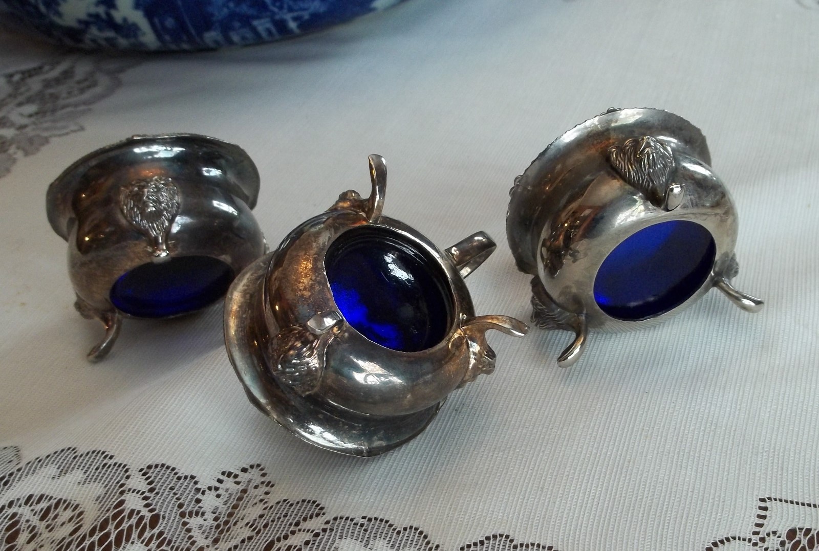 Vtg. SILVER MUSTARD POT & Salt Cellars WITH COLBALT BLUE Glass Liners- Lion Head