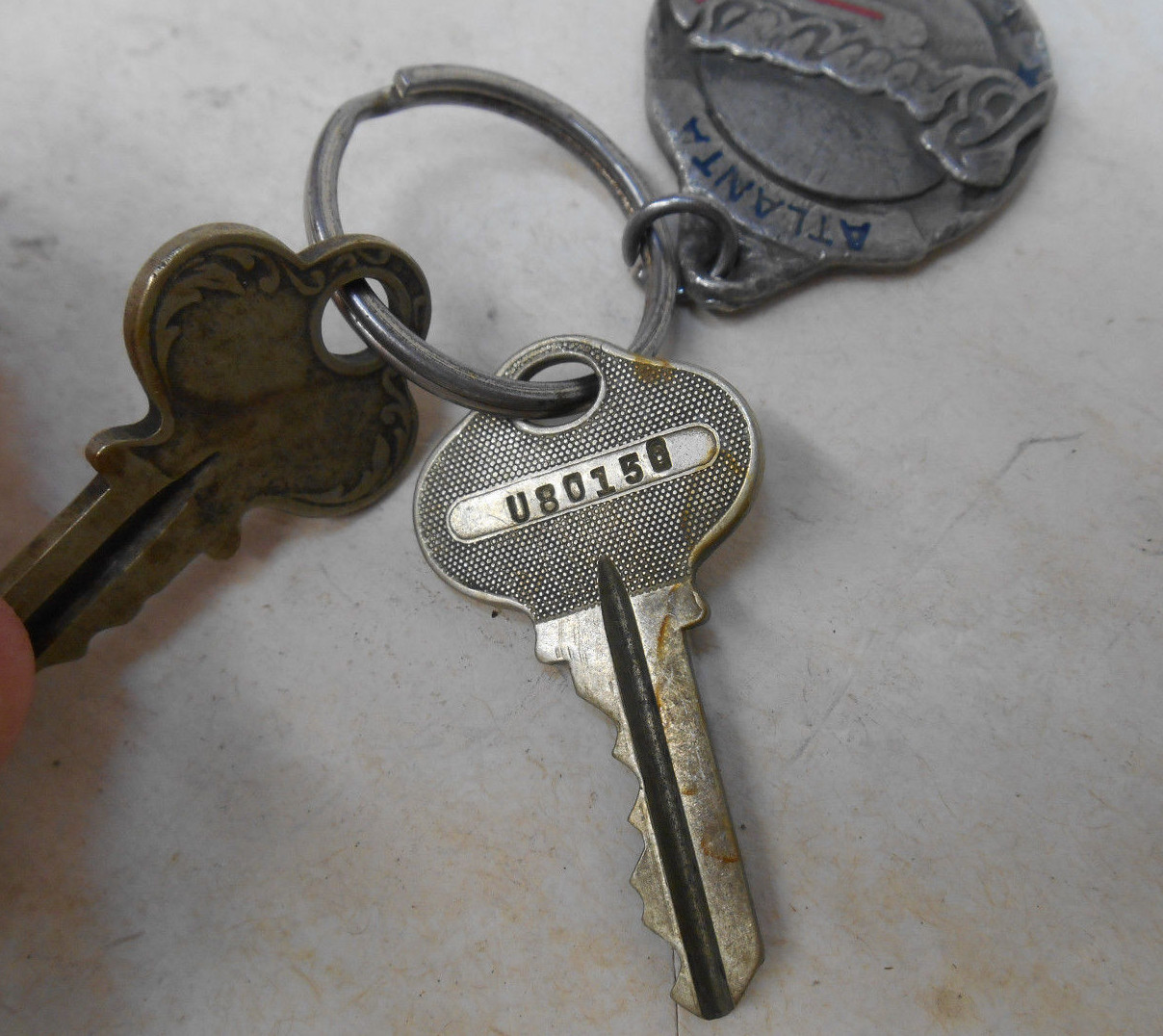 Vintage Atlanta Braves Keychain Keyring Key Chain Ring w 2 Ornate Keys