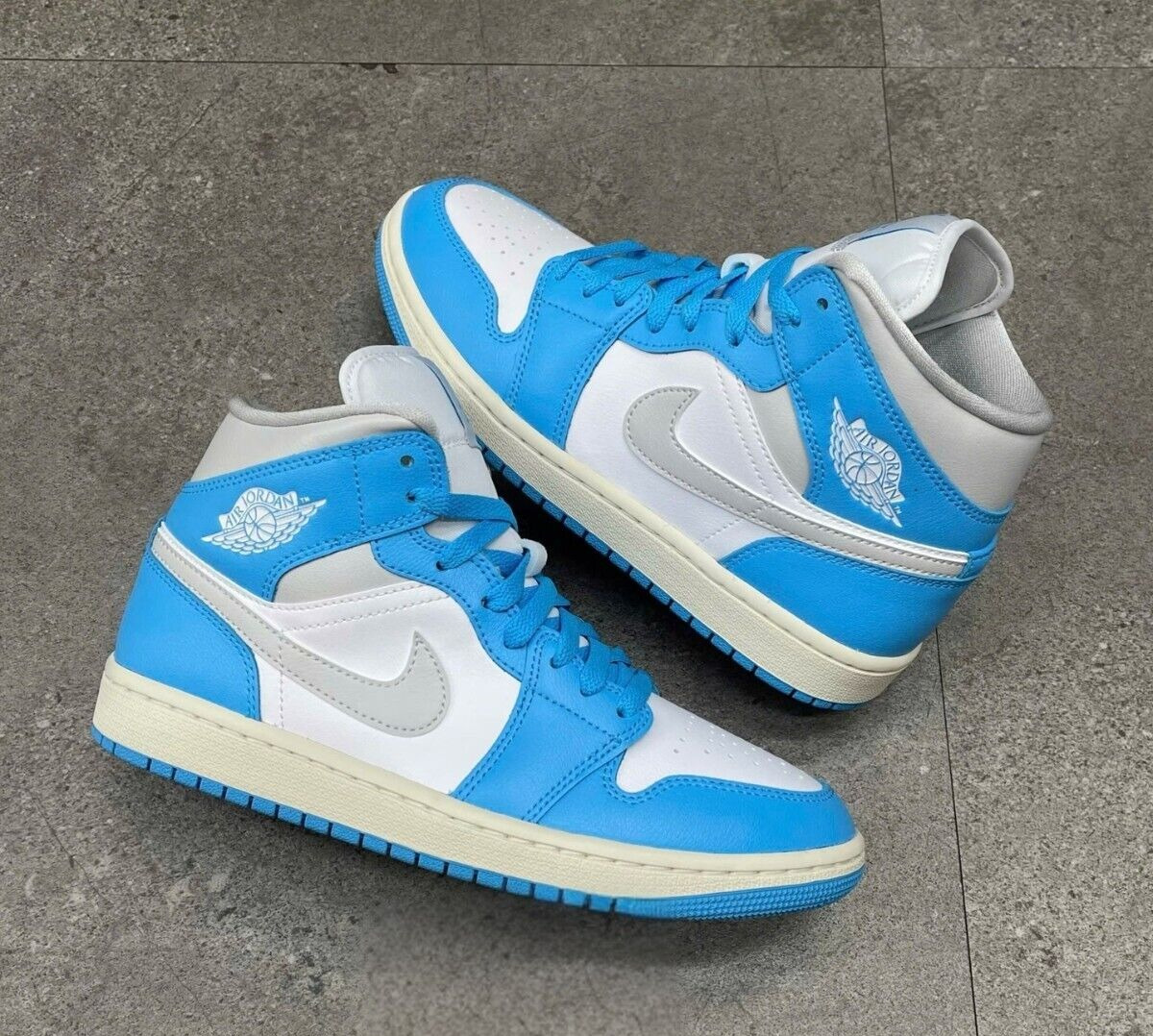 【本物保証 /関税・送料無料】Nike WMNS Air Jordan 1 Mid 本物保証 /関税・送料無料】NIKE WMNS AIR JORDAN 1 (Nike