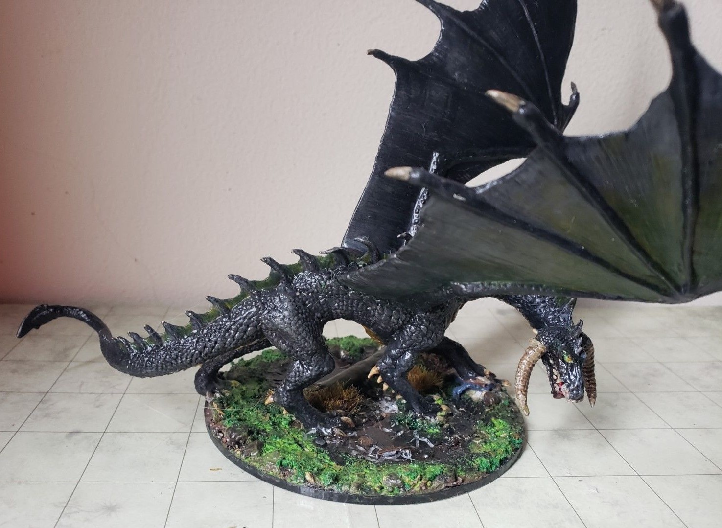 миниатюрный дракон. дракончик миниатюра. Warhammer дракон фигурка. D&d фигурка дракона. днд миниатюры бумажные драконы.