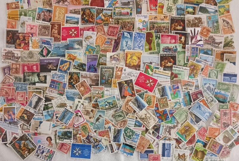 NEW ZEALAND - LOT OF HUNDREDS OF  STAMPS - USED - MH - MNH -#10