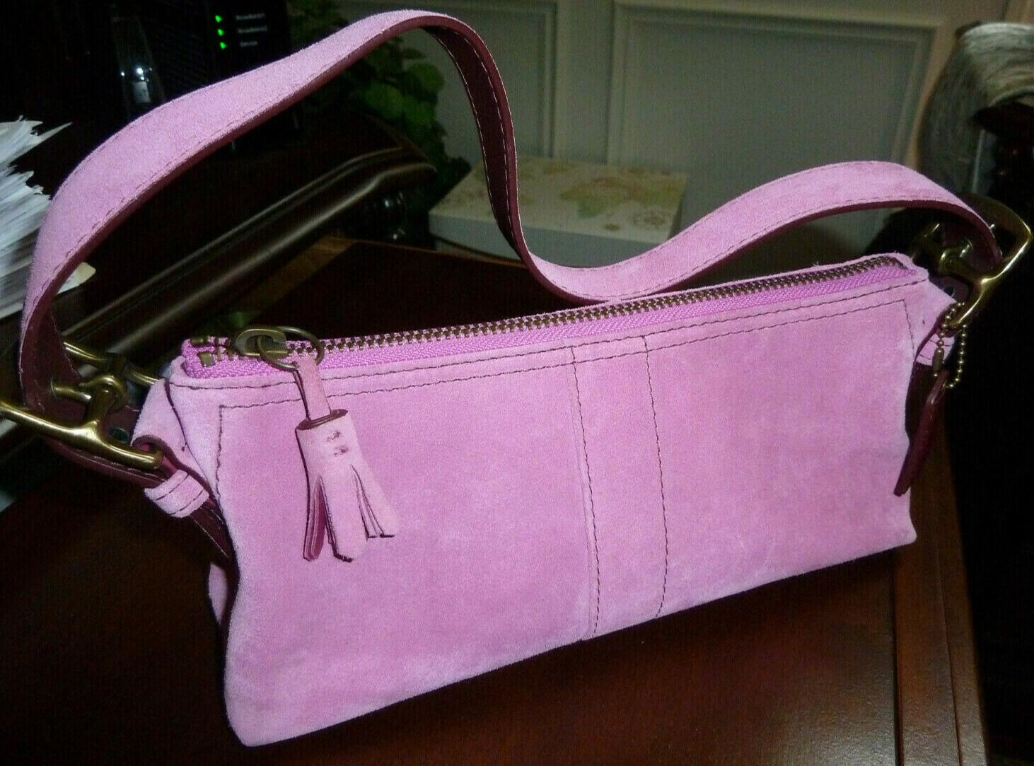 COACH HAMPTONS DEMI PINK SUEDE BAGUETTE 7470 RETAIL $168 EUC COACH HAMPTONS DEMI PINK SUEDE BAGUETTE 7470 RETAIL $168 EUC