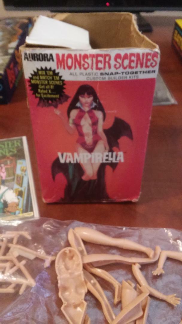 1971 Aurora Monster Scenes Vampirella #636 Model Kit MIB + Vampi Clothing