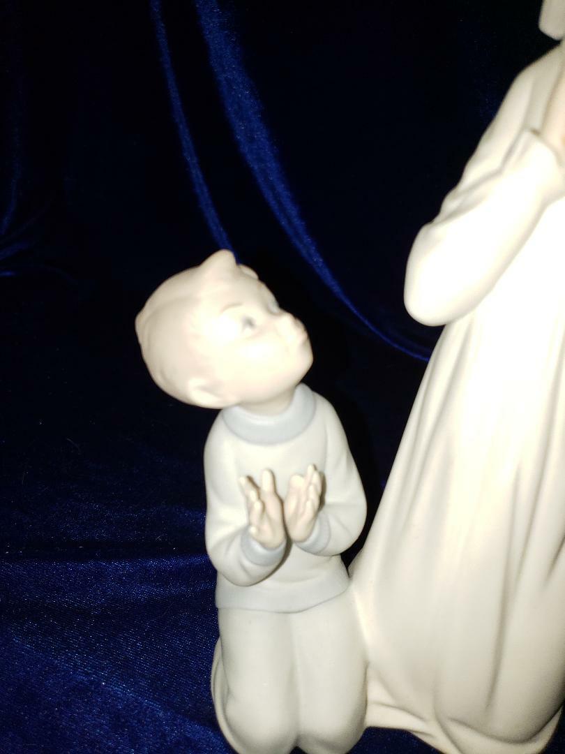 Lladro 4779 Teaching to Pray - matte - Retired