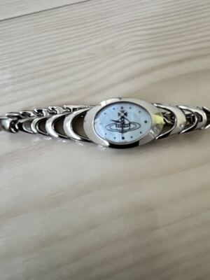 Vivienne Westwood Carnaby Orb Logo 32mm Quartz Watch時計 Vivienne Westwood Orb Logomania 32mm | Gold | FARFETCH