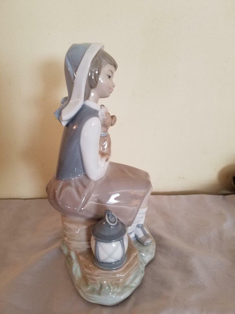Lladro 4910 Girl With Lantern