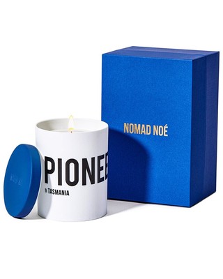 Nomad Noe Pioneer На Тасмании - Роскошная ароматическая свеча с морской солью и кокосом синего цвета