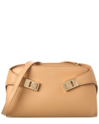 Женское кроссбоди из кожи Ferragamo Hug коричневого цвета