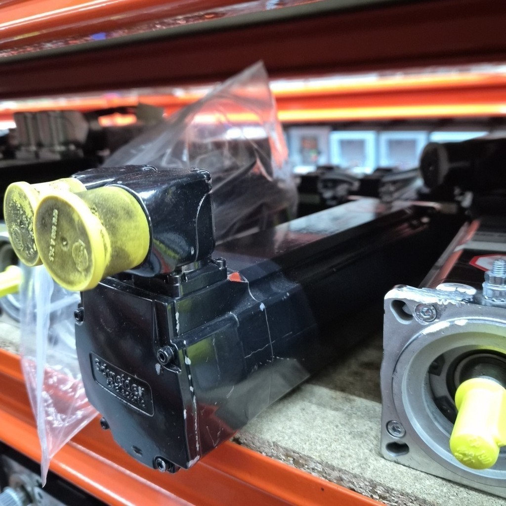 Schneider Electric SH070/60030/0/1/00/00/00/10/00 Servo Motor — 3
