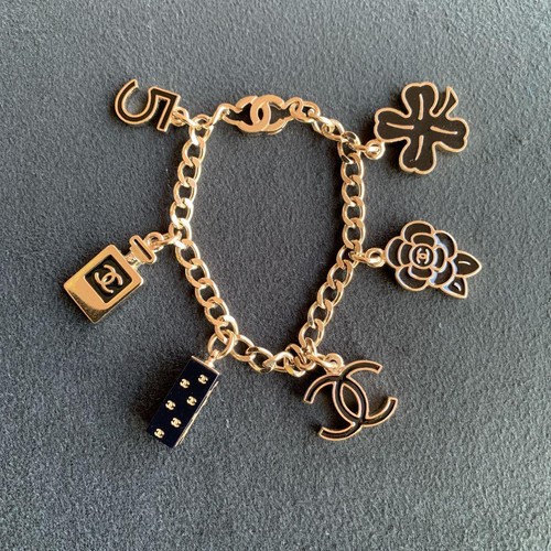 【デニム調のカラーリングが魅力的】CHANEL CCロゴ バングル Vintage CHANEL CC Logo Multiple Charm Gold Bracelet Used