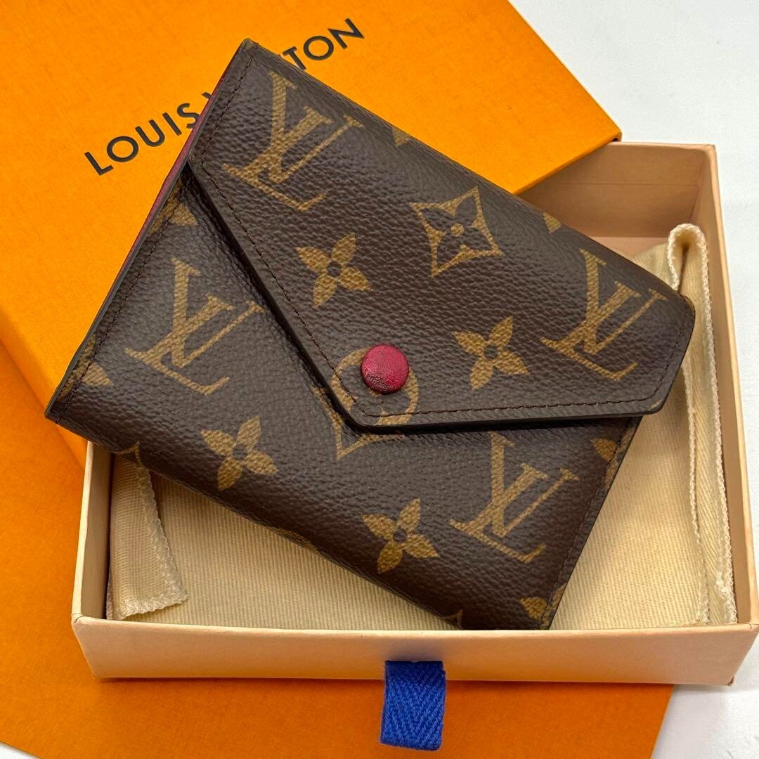 LOUIS VUITTON モノグラム PORTFOLIO VICTORINE ☆ フューシャ Louis Vuitton a55 Victorine Monogram Fuchsia Tri fold Wallet