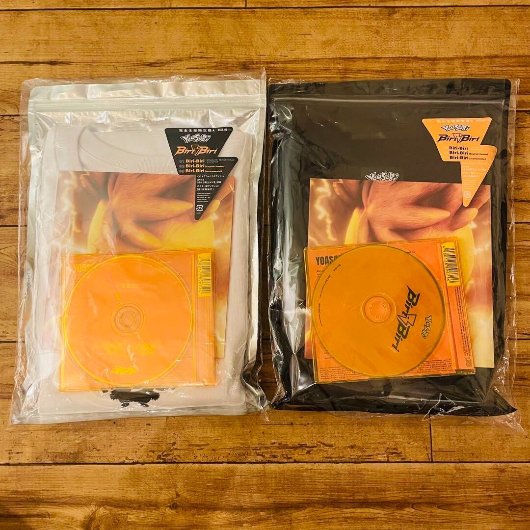格安✨未開封✨YOASOBI biribiri CD＆Tシャツ 白黒セット YOASOBI Biri-Biri CDs w/ Black and white T-shirts, Booklet