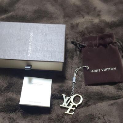 Louis Vuitton LVロゴチャーム クリスタル付き Louis Vuitton LOVE charm strap White Color LV Logo