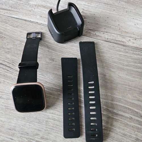 Fitbit versaブラック新品おまけ付き Fitbit Versa 1st Gen Smart Watch w/ Charging Cradle and