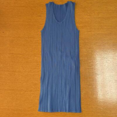 985 縦プリーツ光沢ライトシルバー名作 PLEATS PLEASE サイズ4 985 縦プリーツ光沢ライトシルバー名作 PLEATS PLEASE サイズ4