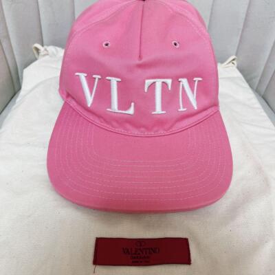 ハット VALENTINO GARAVANI Pink Cotton Baseball Cap Valentino Garavani Valentino V Logo Signature Baseball Hat