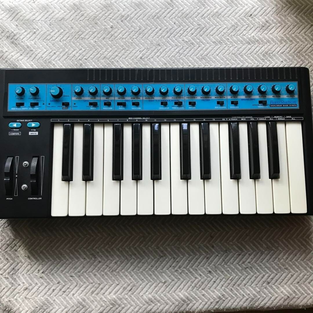 **Novation Bass Station - ヴィンテージ感溢れるアナロ… Bass-Station-II-Top-