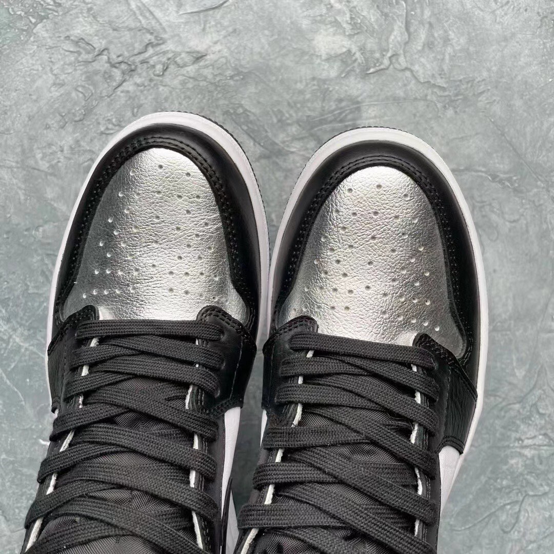 Pre-owned Jordan Air  1 High Og Wmns “silver Toe” Cd0461-001