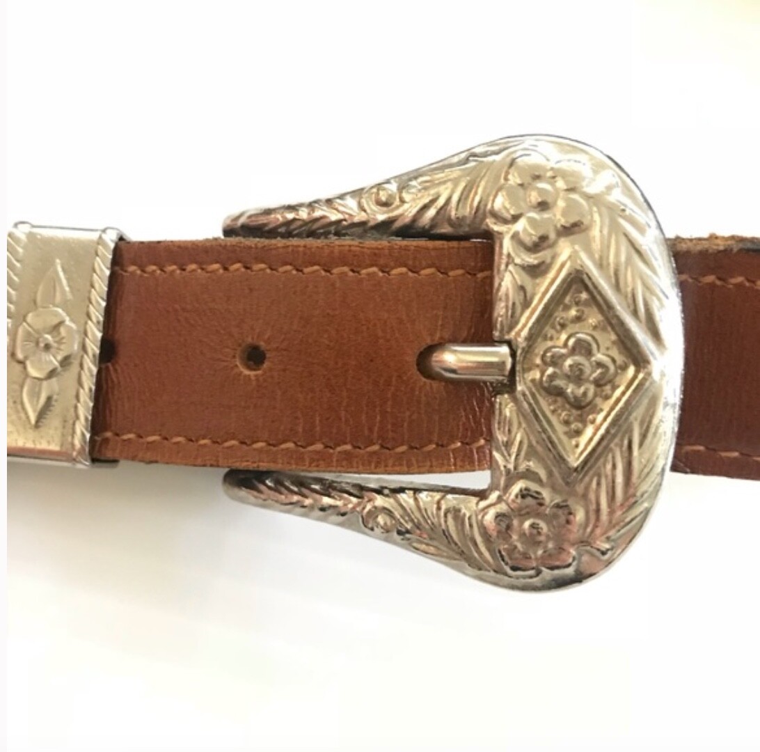 Levi’s | vintage western style brown leather belt orange tab 32