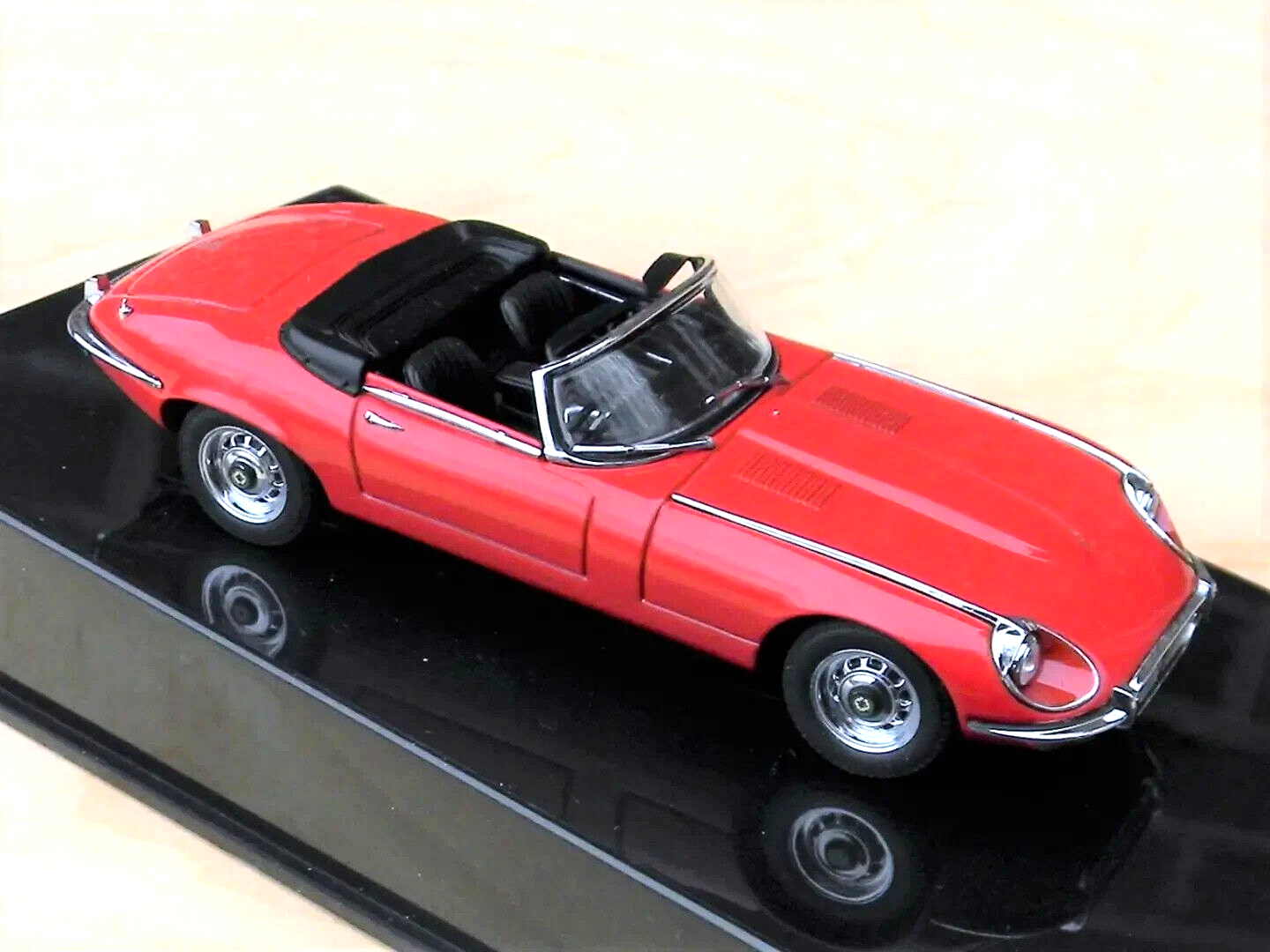 AUTOART 1971 Jaguar E-Type Roadster Series III V12 CA2 Red 1