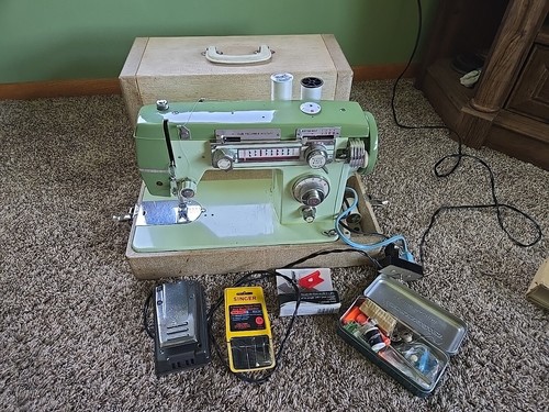 Vtg FLEETWOOD ZIG-ZAG Deluxe Premier Green SEWING MACHINE