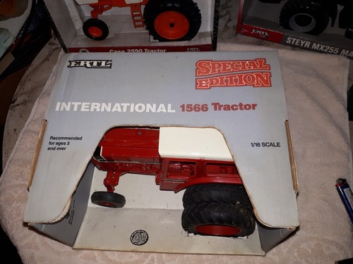 ERTL  International 1566 Tractor 1/16