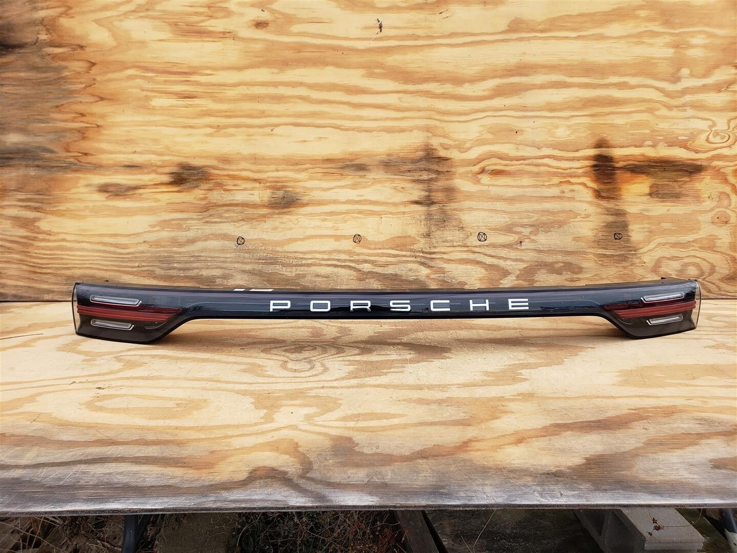 Porsche ポルシェ 9Y0カイエン 純正 リアライト 9Y0945081P 19 20 21 PORSCHE CAYENNE CENTER TAILLIGHT 9Y0 945 081 Q OEM