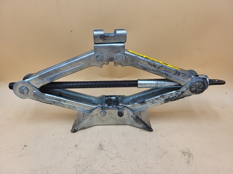 Wagenheber Toyota Corolla E12 09111-02040 (B79)