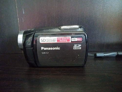 Panasonic SDR-S7 ビデオカメラ 10倍ズーム バッテリー2個付 Panasonic SDR-S7 10x Optical Video Camera w/ Battery, No