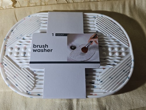 MAKEUP BRUSH-WASHER-MAT-WITH SUCTION TABS-FOR SINK-WHITE W/SPRINKLES-NEW!