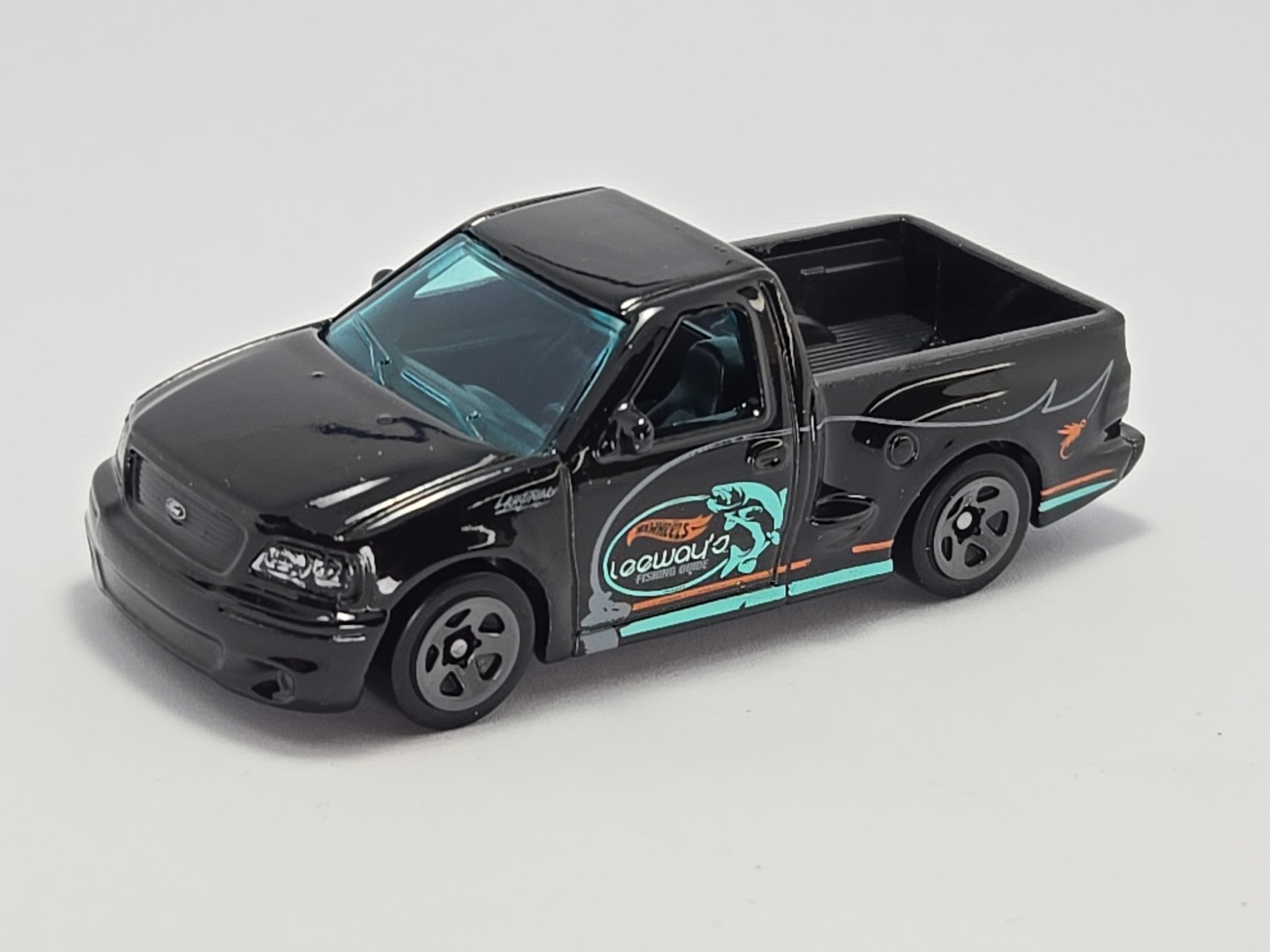 1999 99 Ford F-150 SVT Lightning Collectible 1/64 Scale Diecast Diorama Model