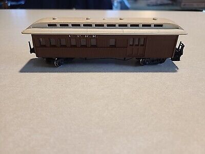 Pocher-Italy HO UPRR Old Time Passenger Car Union Pacific Rail Road