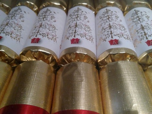 CHRISTMAS CRACKERS Set The Olde English Cracker Co gold red white 8 NEW Holiday