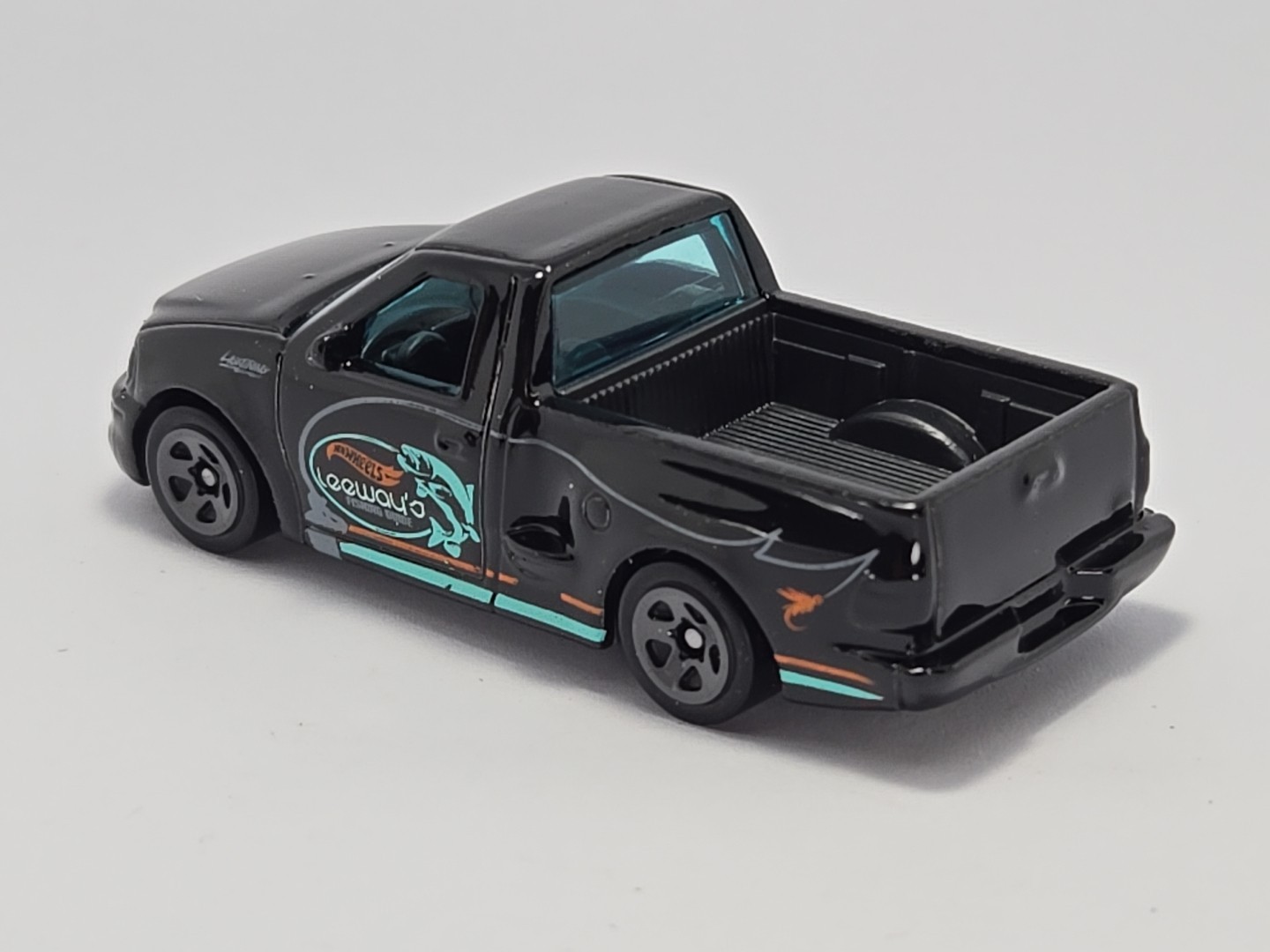 1999 99 Ford F-150 SVT Lightning Collectible 1/64 Scale Diecast Diorama Model