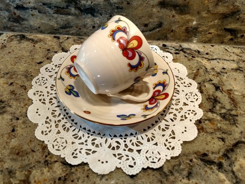 A VINTAGE COLORFUL CERAMIC TEA CUP & SAUCER SET WITH GOLD TRIM & WORN MARKINGS