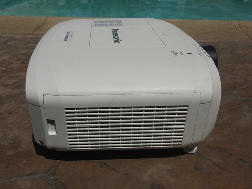 PANASONIC PTEZ770. GUXGA PROJECTOR 6500 LUMENS.NEW LAMP.