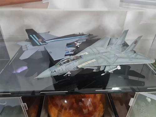 Calibre Wings 1:72 F-14A Tomcat USN Top Gun Maverick and Calibre Wings 1:72 F-14A Tomcat USN Top Gun Maverick and