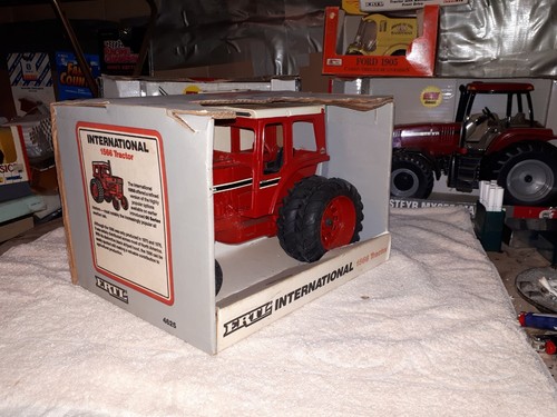 ERTL  International 1566 Tractor 1/16